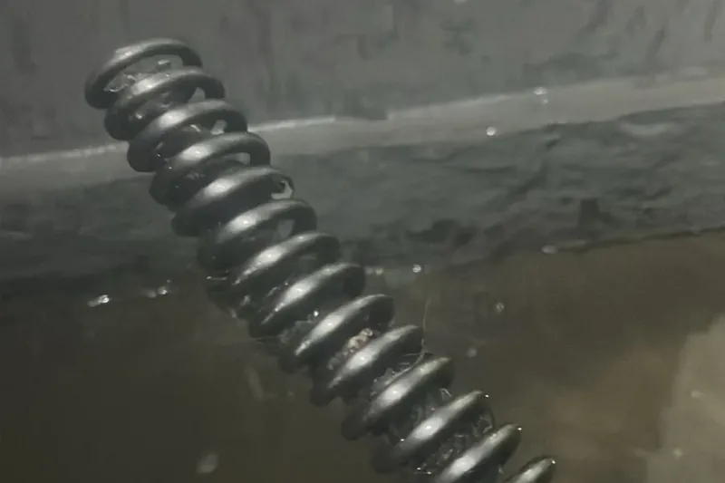 Cabo espiral de desentupimento dentro da água