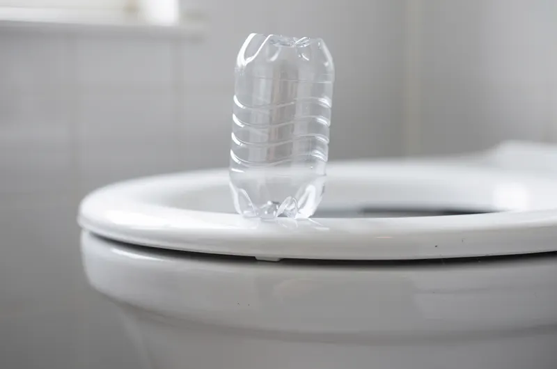 Garrafa PET cortada sobre o vaso