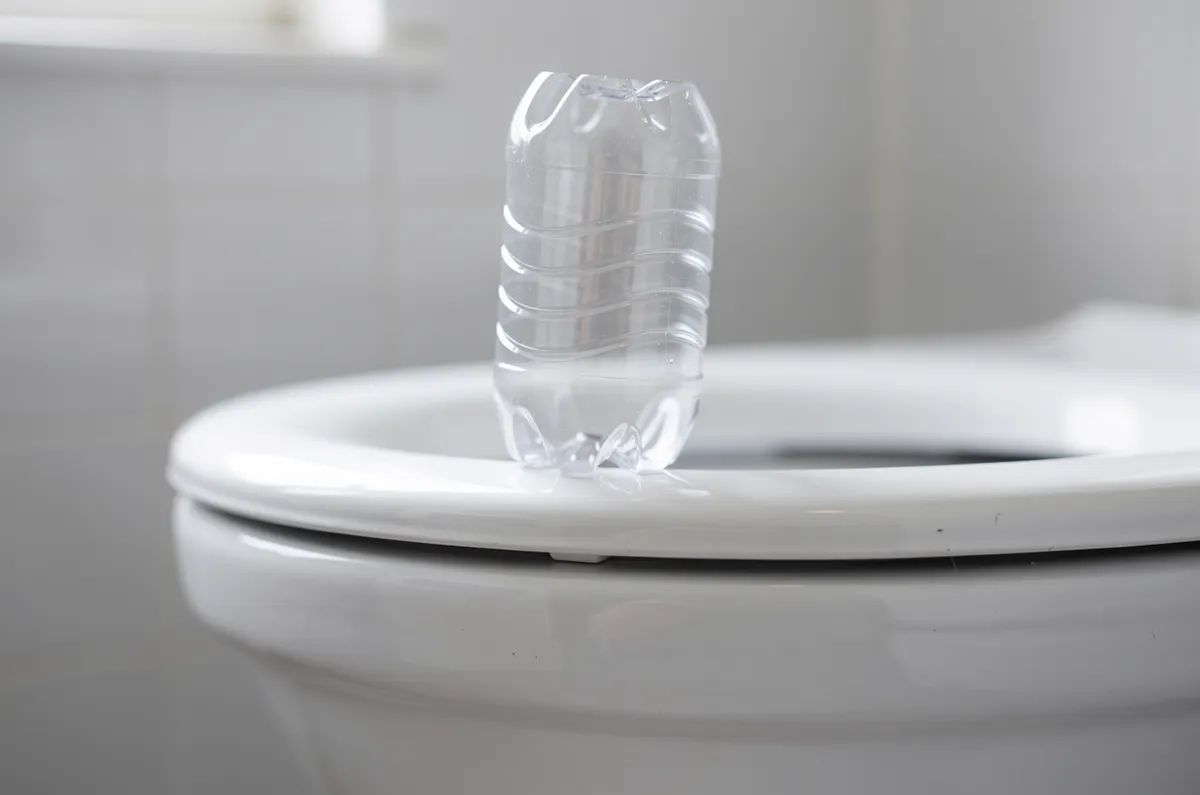 Garrafa PET cortada sobre o vaso