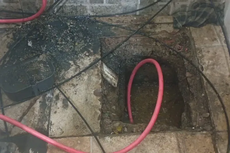 Caixa aberta com mangueira de hidrojateamento